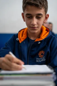 Escolas que oferecem turmas menores e ensino personalizado se destacam, criando um ambiente único que favorece o desenvolvimento pleno do aluno. Com atenção individualizada, ritmo de aprendizado adaptado e um forte vínculo entre alunos e professores, esse modelo pedagógico transforma a educação, promovendo não apenas o conhecimento acadêmico, mas também o crescimento emocional e social das crianças. Descubra como essa abordagem inovadora pode preparar seu filho para os desafios do futuro e garantir um aprendizado mais eficaz e humano. Venha conhecer o impacto positivo que o ensino personalizado pode ter na vida do seu filho!