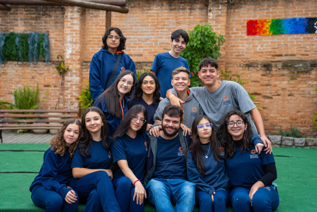 "Ambiente escolar acolhedor e infraestrutura moderna do Centro Educacional Solaris, com salas bem iluminadas, espaços de convivência e áreas verdes que estimulam o aprendizado e o desenvolvimento dos alunos.